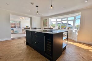 Kitchen/Breakfast Room- click for photo gallery